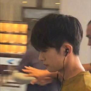 男生边摸🐻边亲cb
